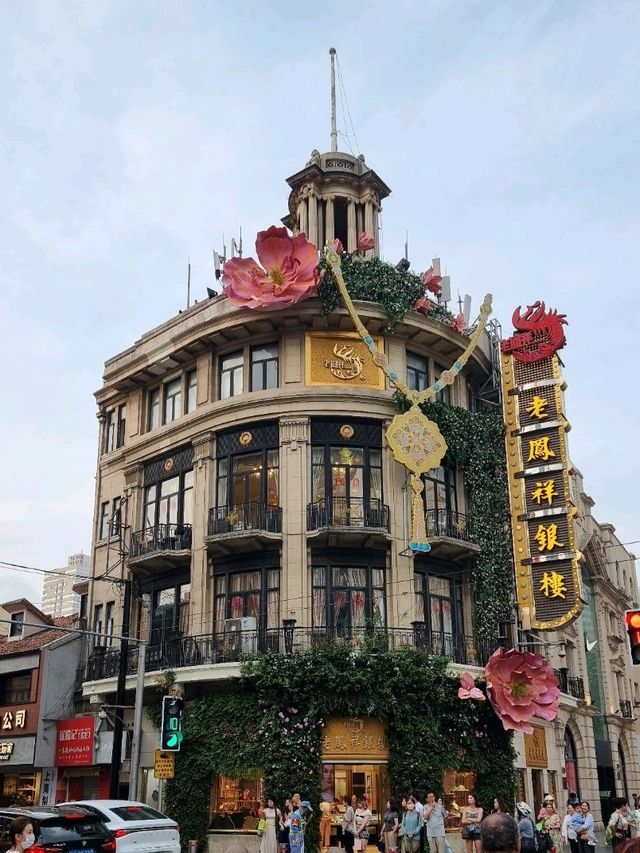 Nanjing Road Pedestrian Street: A Grand Architectural Stroll