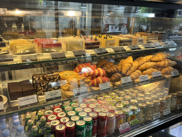 Tom n Toms Coffee – Sukhumvit 15, Bangkok: Cozy 24‑Hour Korean Café