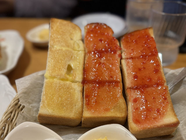 ☕ Wood, Warmth & Eggs Done Right: Morning Bliss at Komeda’s Gotemba 🍞