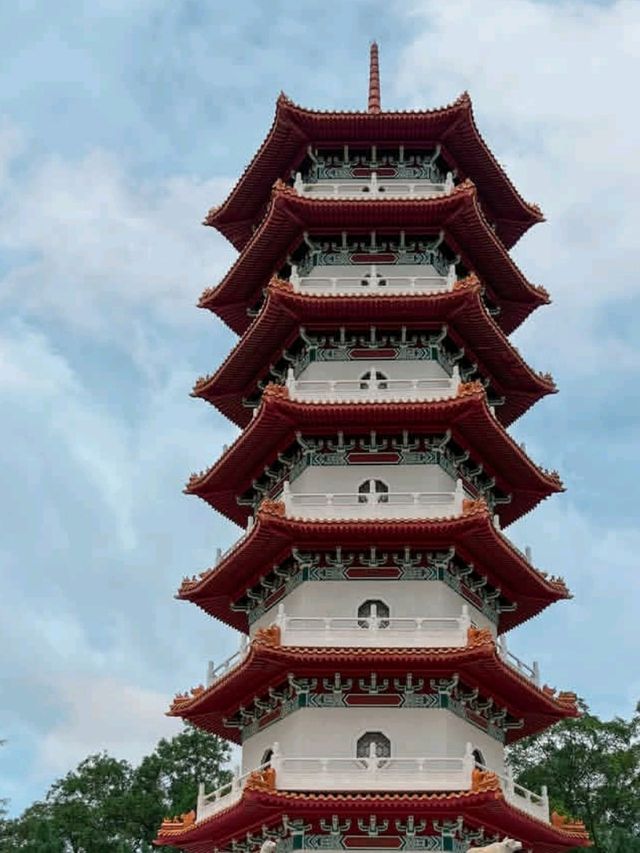🌸✨ Escape to Chinese Garden – Singapore’s Secret Chill Spot! 🏯🌳