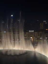 ดูน้ำพุที่ Dubai mall บนร้านอาหาร 