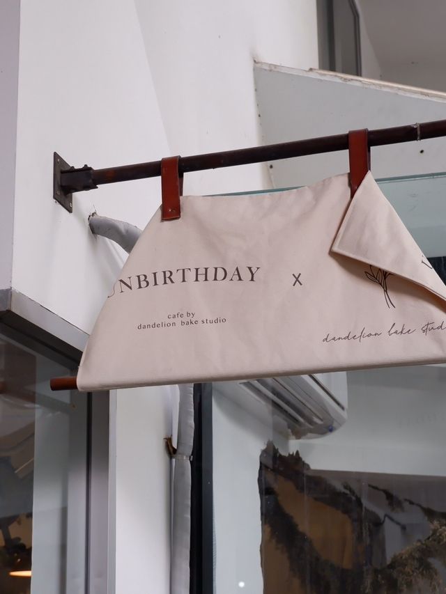 Unbirthday cafe : คาเฟ่สุดฮิตย่านสุขุมวิท