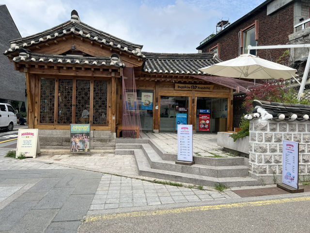 북촌길을 함께 걷고 인사동에서 기념품도 사고 함께해요