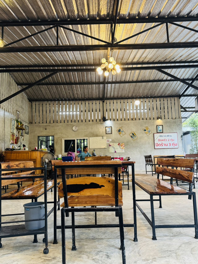 กินข้าวริมน้ำ ฟีลดีสุดๆ ที่ “ร่มไม้ชายน้ำ จันทบุรี