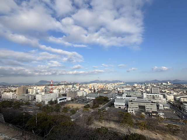 香川-丸龜城散策-三之丸北石垣 × 二之丸井戶：江戶建築技術與傳說井景交織的歷史遺構