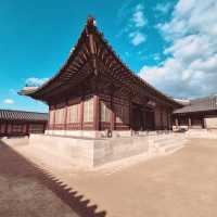 Step into a Joseon Dynasty Dream: Solo Traveler’s Guide to Gyeongbokgung Palace"** 🏯🌸