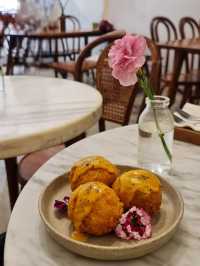 Guten Morgen: Jakarta’s Aesthetic Floral-Fueled Coffee Escape