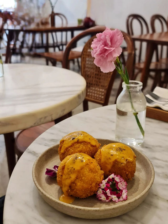 Guten Morgen: Jakarta’s Aesthetic Floral-Fueled Coffee Escape
