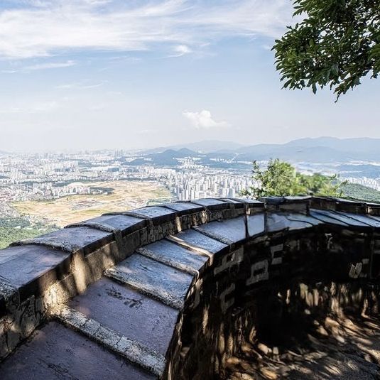 Royal Tombs & Mountain Fortresses: A Historic Day Trip from Seoul with a Creative Twist"** 🏯🎨