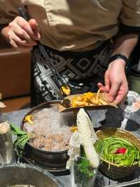 一家以雲南本土野生菌為主打嘅特色火鍋店