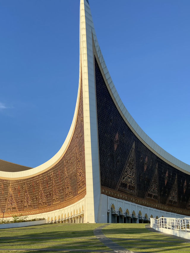 Sacred Splendor: Unveiling the Grand Mosque of West Sumatra