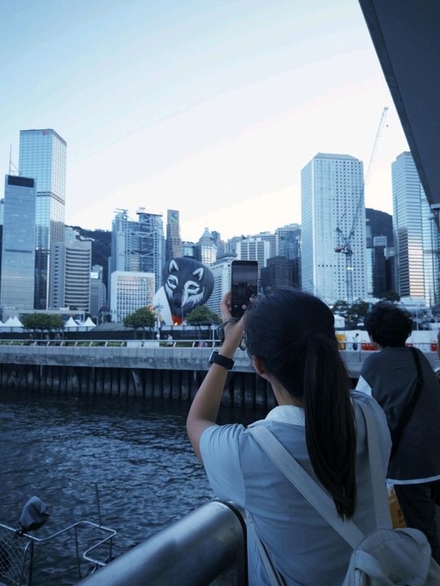 陽光下的繁華都市探索🌅🎡黃昏時分的中環碼頭