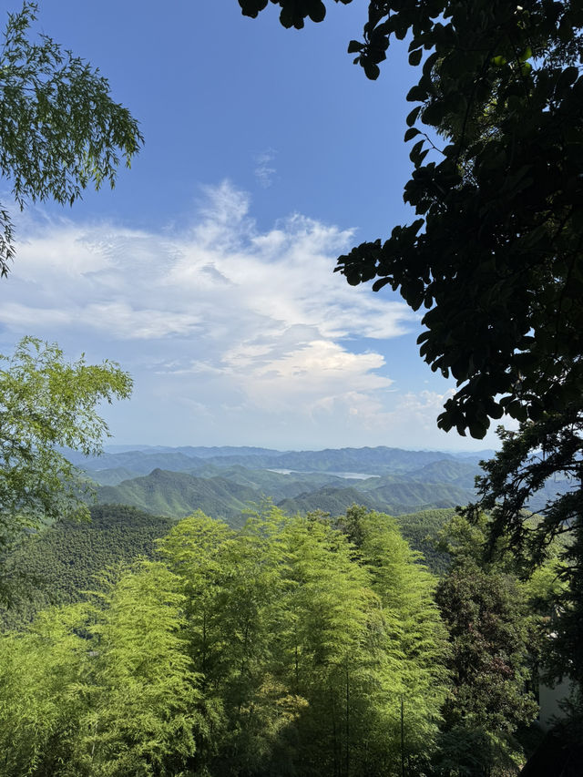 Trekking in beautiful Moganshan mountain 莫干山