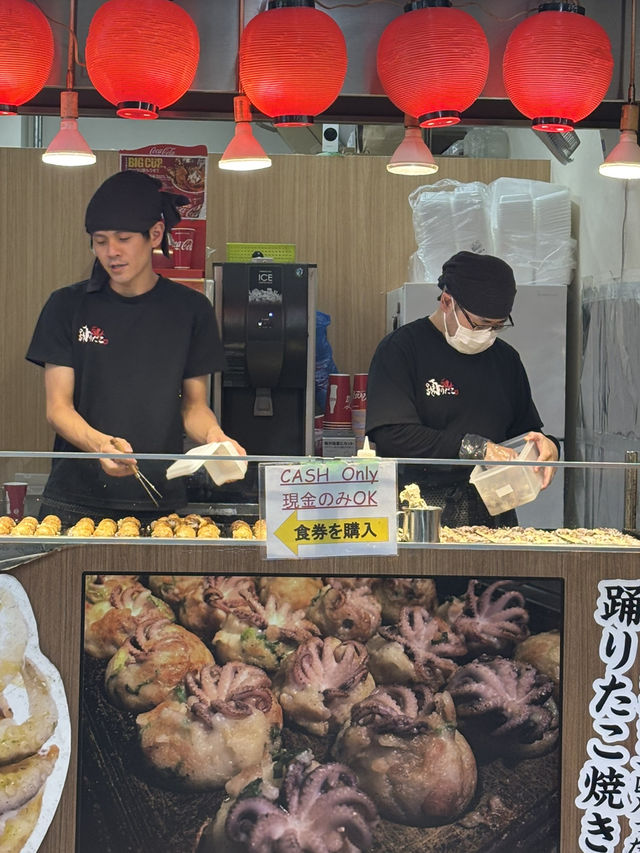A Must-Try at Tore Tore Market – Odori Dako’s Whole Octopus Takoyaki 🐙🔥