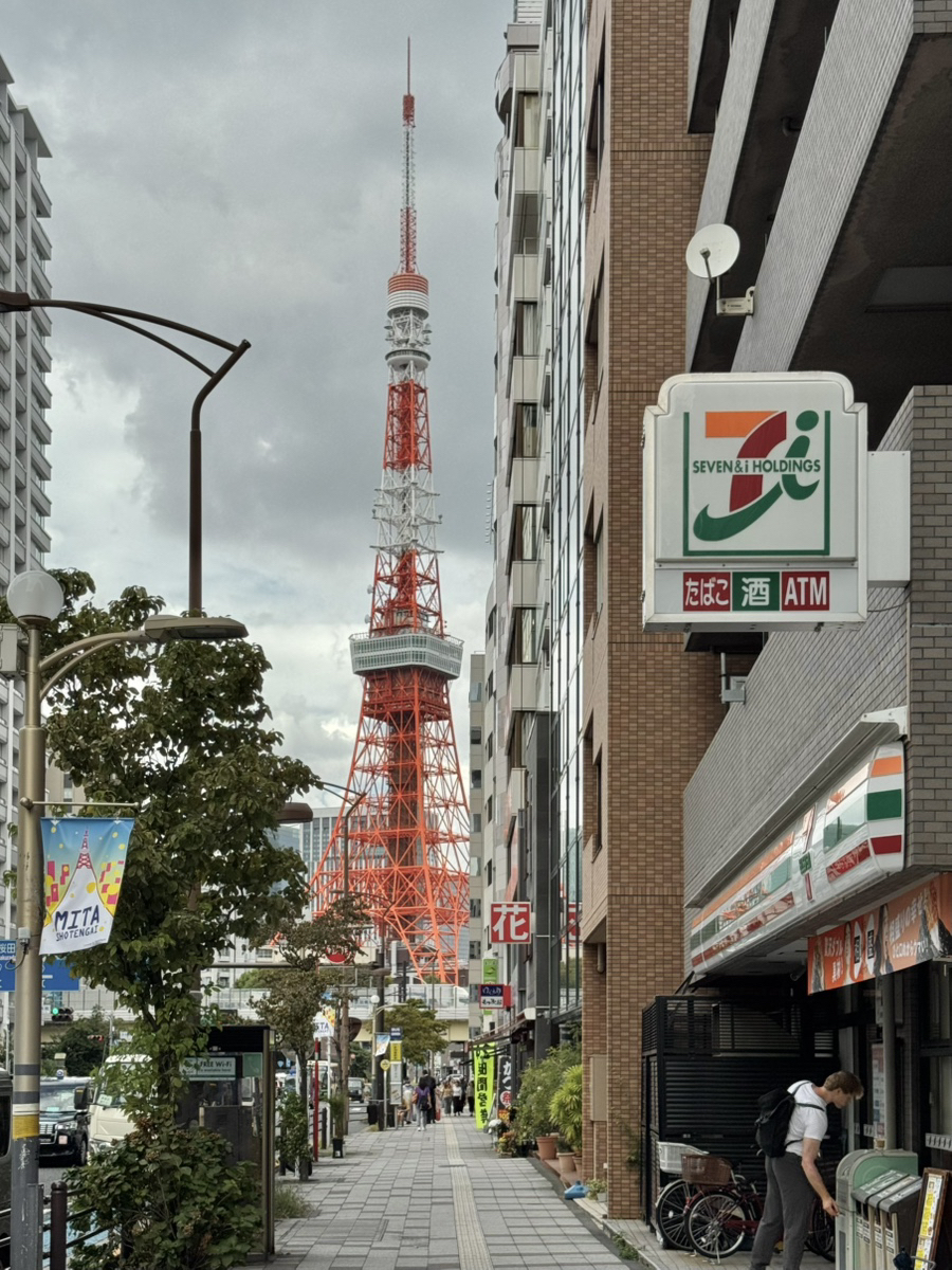 #旅行行程 #東京旅行

東京單人遊：4天3晚
✅住宿：Nine Hours Hamamatsucho（膠囊旅館）
- 10樓的休息室可以欣賞東京鐵塔的景色，性價比超高！ ✅交通卡：地鐵72小時通票 / 這張通票可以無限次搭乘東京地鐵，所以我整個旅程都像洪吉童一樣四處遊玩，非常享受。

第一天
芝公園 - 淺草淺草寺 - 淺草文化中心 - 隅田公園夜景

第二天
銀座拉麵店 - 秋葉原 - 聖橋 - 新宿7-11便利商店 - 十字新宿 - 藏壽司 - 新宿立交橋 - 六本木夜景

第三天
Little Nap咖啡攤 - 明治神宮 - 澀谷Sky - 金塔書店街 - 麻布台Hills

澀谷Sky在日落時分非常受歡迎，所以你需要至少提前三週預訂！
下雨天霧氣瀰漫，視線難以看清，所以我在東京旅行時查看了天氣，提前2-3小時預訂了一個白天的觀景台！
比我想的要美得多！ *.*…!

有了交通卡，我出遊更方便——我強烈推薦地鐵通票。

#日本旅行
