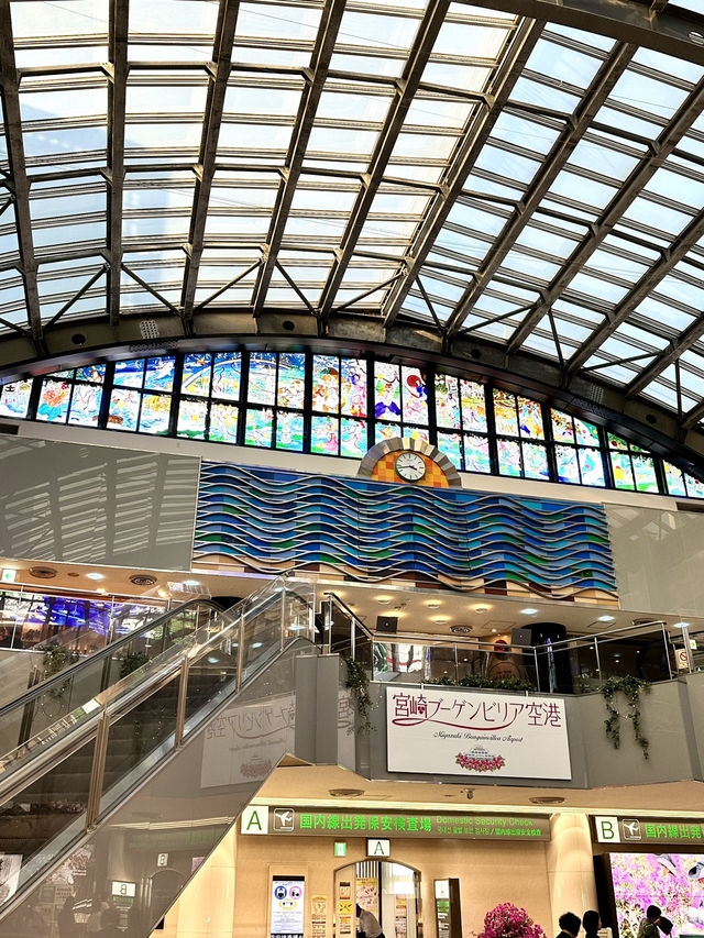 ブーゲンビリアが咲き誇る空港