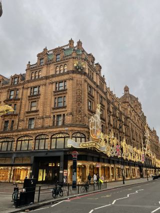 🇬🇧✨ ロンドンの雰囲気: 美しい庭園を散策したり、ショッピングをしたり、市内中心部でリラックスしたりしましょう。