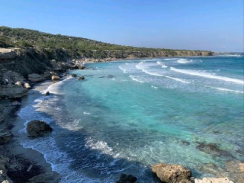 藍洞阿卡馬斯的碧綠海水與隱藏天堂