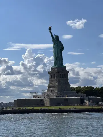Healing Tour of the Statue of Liberty and Brooklyn Bridge on a New York Cruise