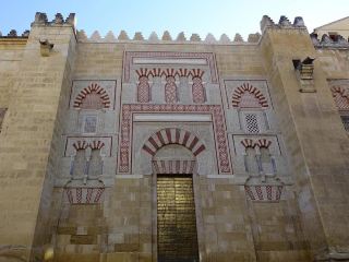 Свет и тени поэзии: красота красного и белого / Тысячелетнее эхо древнего города Кордова