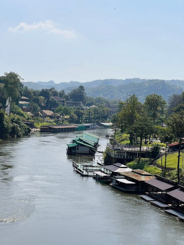 นั่งรถไฟเที่ยวเส้นทางรถไฟสายมรณะ จ.กาญจนบุรี นั่งรถไฟเที่ยวเส้นทางรถไฟสายมรณะ จ.กาญจนบุรี
