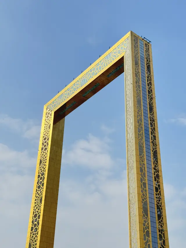 杜拜之陽光下的金相框美學