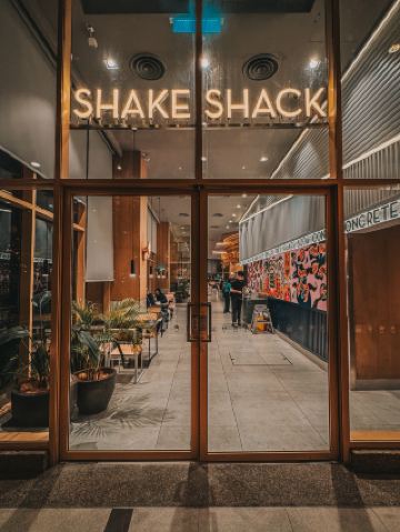 在雙威金字塔購物中心的Shake Shack享受漢堡休息時間