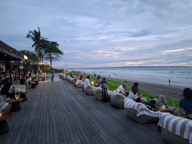 在水明漾的海岸線上,Alila Seminyak 的海邊酒吧是一個讓人自動慢下來的地方。