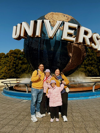 #รับส่วนลดไม่พึ่งดวง
ถ้าพูดถึงสวนสนุกที่มาโอซาก้าแล้วห้ามพลาด ชื่อของ Universal Studios Japan ต้องขึ้นมาเป็นอันดับต้น ๆ แน่นอน ทริปนี้เราพาครอบครัวมาเที่ยวกันแบบเต็มวัน ตั้งใจมาเอาใจเด็ก ๆ โดยเฉพาะ บอกเลยว่าคิดถูกมาก เพราะทั้งโซนเด็ก โซนแฮร์รี่ และโซนมาริโอ้ สนุกจนลืมเหนื่อยกันไปเลย
ตั้งแต่ก้าวผ่านประตูเข้าไป บรรยากาศความสดใส เสียงเพลง และพนักงานที่โบกมือทักทายก็ทำให้ทุกคนในบ้านยิ้มกว้าง เด็ก ๆ ตื่นเต้นสุด ๆ เพราะนี่คือสวนสนุกในฝันที่เคยเห็นแต่ในคลิป พอได้มาเจอของจริง ทุกอย่างยิ่งใหญ่และอลังการกว่าที่คิดไว้มาก
โซนเด็ก – Universal Wonderland
สำหรับครอบครัวที่มีเด็กเล็ก โซน Universal Wonderland คือสวรรค์ชัด ๆ เครื่องเล่นส่วนใหญ่เหมาะกับเด็ก ความสูงไม่จำกัดมาก และบรรยากาศเต็มไปด้วยสีสันสดใส ตัวการ์ตูนดังอย่าง Hello Kitty, Snoopy และ Elmo ออกมาต้อนรับแบบใกล้ชิด
เครื่องเล่นที่เด็ก ๆ บ้านเราชอบมากคือรถไฟเหาะขนาดเล็กที่ไม่หวาดเสียวเกินไป นั่งได้ทั้งเด็กและผู้ใหญ่ นอกจากนี้ยังมีม้าหมุน เครื่องเล่นหมุน ๆ แบบเบา ๆ และสนามเด็กเล่นในร่มที่สามารถปีนป่ายได้อย่างปลอดภัย จุดดีคือมีพื้นที่ให้นั่งพักสำหรับผู้ปกครองด้วย ทำให้ไม่เหนื่อยจนเกินไป
สิ่งที่ประทับใจคือการจัดการคิวที่ค่อนข้างดี แม้คนจะเยอะ แต่เครื่องเล่นในโซนเด็กหมุนเวียนเร็ว ทำให้รอไม่นาน เด็ก ๆ เลยได้เล่นหลายอย่างในเวลาสั้น ๆ เรียกได้ว่าหัวเราะกันทั้งวัน
โซน The Wizarding World of Harry Potter
พอเดินเข้ามาในโซน Harry Potter บอกเลยว่าเหมือนหลุดเข้าไปอีกโลกหนึ่ง ปราสาทฮอกวอตส์ตั้งตระหง่านอยู่ตรงหน้า รายละเอียดทุกอย่างเหมือนในหนังมาก ทั้งร้านไม้กายสิทธิ์ ร้านขนม และบรรยากาศหมู่บ้านฮอกส์มี้ด เด็ก ๆ ตื่นตาตื่นใจกันสุด ๆ
ไฮไลต์ของโซนนี้คือเครื่องเล่นในปราสาท ที่พาเราบินไปกับแฮร์รี่ผ่านฉากต่าง ๆ ในเรื่อง ภาพและเอฟเฟกต์สมจริงมาก เหมือนกำลังเหาะอยู่จริง ๆ เด็กโตในบ้านกรี๊ดสนั่น ส่วนผู้ใหญ่ก็สนุกไม่แพ้กัน
อีกเครื่องเล่นที่เหมาะกับครอบครัวคือรถไฟเหาะธีมฮิปโปกริฟฟ์ ความเร็วไม่แรงเกินไป เหมาะสำหรับเด็กที่อยากลองรถไฟเหาะแบบไม่โหดมาก บรรยากาศรอบ ๆ ทำให้รู้สึกเหมือนกำลังผจญภัยในโลกเวทมนตร์จริง ๆ
ใครเป็นแฟนแฮร์รี่ แนะนำให้เผื่อเวลาเดินถ่ายรูปและชมรายละเอียดร้านค้าด้วย เพราะทุกมุมสวยมาก และมีของที่ระลึกน่ารัก ๆ ให้เลือกเพียบ
โซน Super Nintendo World – โลกของมาริโอ้
โซนที่เด็ก ๆ รอคอยที่สุดคงหนีไม่พ้น Super Mario ในพื้นที่ของ Super Nintendo World ทันทีที่เดินเข้าไป เรารู้สึกเหมือนหลุดเข้าไปในเกมจริง ๆ ทุกอย่างมีสีสันสดใส เหรียญหมุน บล็อกเครื่องหมายคำถาม และตัวละครคุ้นตาเต็มไปหมด
ไฮไลต์สำคัญคือเครื่องเล่น Mario Kart ที่ใช้เทคโนโลยี AR ทำให้เรารู้สึกเหมือนกำลังแข่งรถอยู่ในเกมจริง ๆ เด็ก ๆ สนุกมาก แข่งขันกันเก็บเหรียญ ยิงกระสุน และลุ้นคะแนนแบบจริงจัง ผู้ใหญ่เองก็อินไม่แพ้กัน
อีกเครื่องเล่นที่เหมาะกับครอบครัวคือ Yoshi’s Adventure นั่งสบาย ๆ ชมวิวจากมุมสูง ไม่หวาดเสียว แต่เต็มไปด้วยรายละเอียดน่ารัก ๆ เด็กเล็กสามารถเล่นได้ ทำให้ทั้งบ้านได้สนุกพร้อมกัน
นอกจากนี้ยังมีกิจกรรมแบบอินเทอร์แอคทีฟ ใช้สายรัดข้อมือพิเศษเก็บเหรียญและทำภารกิจตามจุดต่าง ๆ เด็ก ๆ วิ่งกันสนุกมาก เหมือนได้เล่นเกมในชีวิตจริง
ความประทับใจของทริปครอบครัว
การพาครอบครัวมาเที่ยว USJ ครั้งนี้ ทำให้เราเห็นรอยยิ้มของเด็ก ๆ ตลอดทั้งวัน แม้จะต้องเดินเยอะ ต่อคิวบ้าง เหนื่อยบ้าง แต่พอได้เห็นความตื่นเต้นและเสียงหัวเราะของลูก ๆ ทุกอย่างก็คุ้มค่ามาก
คำแนะนำเล็ก ๆ สำหรับครอบครัวที่มีเด็กคือ ควรมาแต่เช้า วางแผนลำดับโซนที่อยากเล่น และเผื่อเวลาพักกินข้าวหรือพักขาเป็นระยะ จะได้ไม่เหนื่อยเกินไป ถ้าเป็นช่วงคนเยอะ อาจพิจารณา Express Pass เพื่อประหยัดเวลา
สรุปเลยว่า Universal Studios Japan คือสถานที่ที่เหมาะมากสำหรับทริปครอบครัว โดยเฉพาะโซนเด็ก โซนแฮร์รี่ และโซนมาริโอ้ ที่ตอบโจทย์ทั้งความสนุก ความตื่นเต้น และความทรงจำดี ๆ ที่จะอยู่กับเราไปอีกนาน เด็ก ๆ สนุก ผู้ใหญ่ก็แฮปปี้ แบบนี้เรียกว่าทริปสมบูรณ์แบบจริง ๆ 🎢✨🍄
#USJ #UniversalStudiosJapan #โอซาก้า #Osaka #เที่ยวญี่ปุ่น #สวนสนุกญี่ปุ่น #SuperNintendoWorld #Mario #HarryPotter #โซนเด็ก #พาครอบครัวเที่ยว #JapanTrip #รีวิวญี่ปุ่น #เที่ยวกับลูก #FamilyTrip