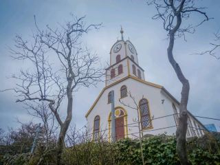 ⛪☕【法羅群島】市區慢步 Tórshavn：大教堂、長草皮的咖啡館，與一位需要保暖的「新朋友」