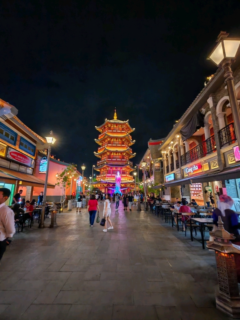 Sensasi Shanghai di Jakarta! 🏮🕌 Yuk, mampir ke Pagoda @ PIK 2 Pantjoran Chinatown, tempat seru yang memadukan nuansa tradisional Tiongkok dengan sentuhan modern yang keren. Mulai dari pagoda yang megah, deretan lampion merah, sampai berbagai kedai makanan lezat, tempat ini benar-benar memanjakan mata sekaligus lidah!

Mulai rute jalan-jalanmu dari Pagoda, ikon utama yang super Instagrammable dari sudut mana pun. 📸 Kamu bisa ambil foto dari bawah ke atas biar pagodanya terlihat makin megah dengan latar langit, atau foto di lorong lampion pas senja saat lampu mulai menyala keemasan. Sambil keliling, jangan lupa cobain jajanan kaki lima, bubble tea, atau dim sum klasik yang juara. Suasana halamannya yang ramai juga asyik banget buat santai sambil melihat orang lalu-lalang.

Tips pro: Datanglah setelah jam 4 sore biar cuacanya lebih adem dan kamu bisa lihat lampu-lampu neon mulai menyala—hasil fotonya pasti makin estetik! Kalau mau lebih santai dan nggak terlalu ramai, mending datang di hari kerja saja. Nikmati suasananya perlahan; tata letaknya yang rapi bikin kamu nyaman buat eksplorasi sekaligus healing.

Kawasan ini buka setiap hari dari jam 08.00 pagi sampai tengah malam, jadi waktunya fleksibel banget. Oh ya, tetap waspada dengan barang bawaanmu karena Chinatown bisa sangat ramai, terutama di jam makan. Jangan lupa bawa air minum dan pakai sepatu yang nyaman ya, karena kamu bakal banyak jalan kaki!