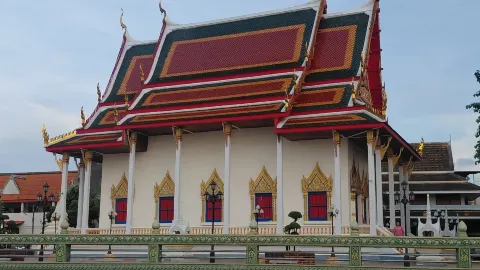 Strolling the Backstreets of Surat Thani: A Journey Through Daily City Temples — traveler post in Klang District