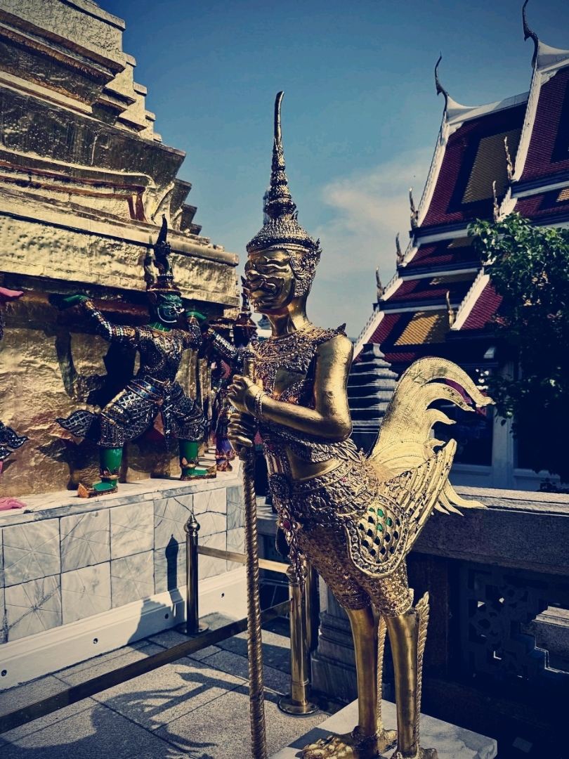 黄金に輝く仏国の夢：タイ王室の守護神と瑠璃瓦の視覚的饗宴 | Trip