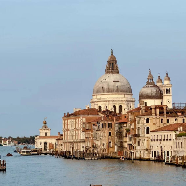 水上威尼斯：浪漫的船之旅 -Venice on Water: A Romantic Boat Journey