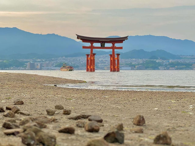 이쓰쿠시마 사원: 일본의 떠다니는 아름다움의 아이콘 ⛩️🌊