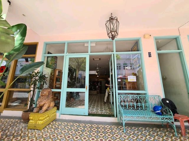 “Peranakan Charm: Insta-Worthy Boutique with Warm Service”