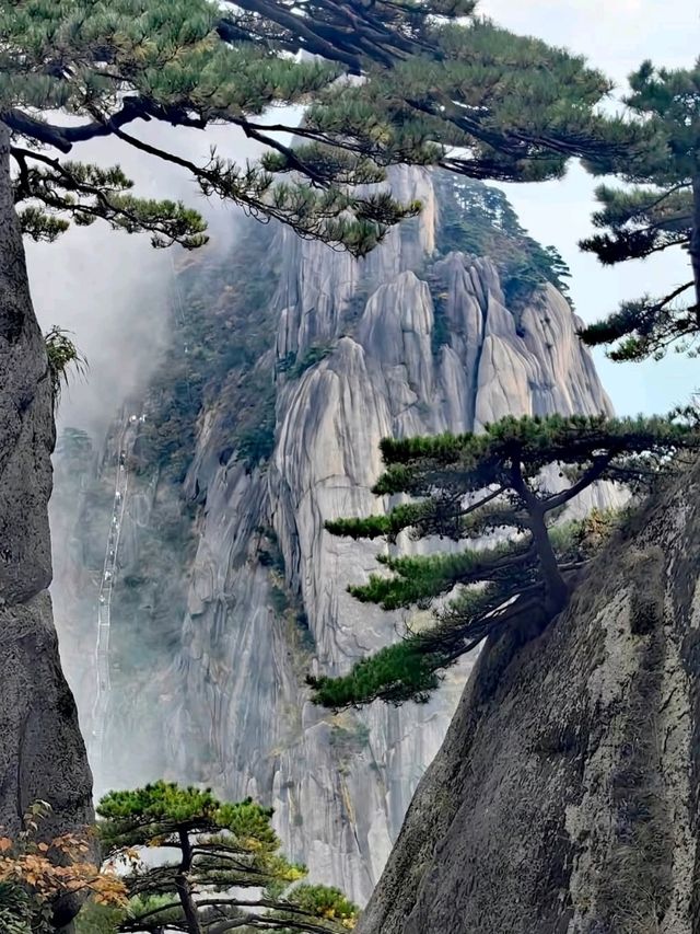 ⛰️ Huangshan – The Legendary Yellow Mountain of Mist and Pines