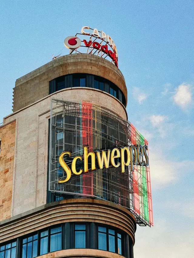 👑🌆 Weekend Getaway in Madrid: Royal Palaces & Plazas 🏰✨