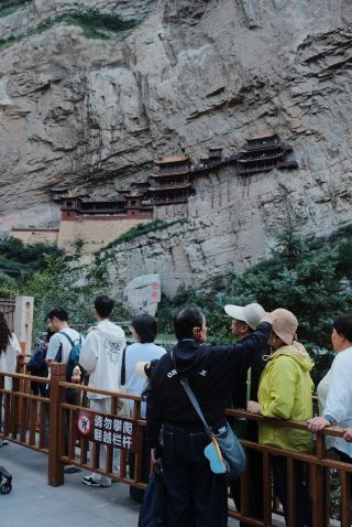 The Hanging Temple was awesome and definitely one of the most unique temples I’ve visited! It was my first time seeing a temple literally built into the side of a cliff, which made the experience even more memorable.

One tip: go early if you want to climb and explore the temple itself, as they only have a limited number of tickets available each day. We arrived a little later, so unfortunately, we didn’t get the chance to climb the Hanging Temple anymore. Still, it was absolutely worth visiting and incredible to see in person!