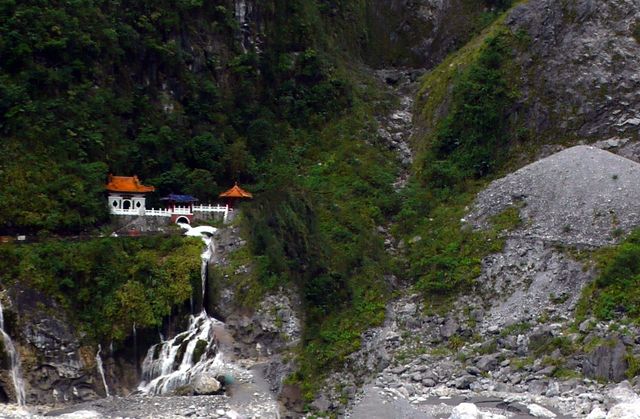 Encounter obstacles in Taroko Gorge.