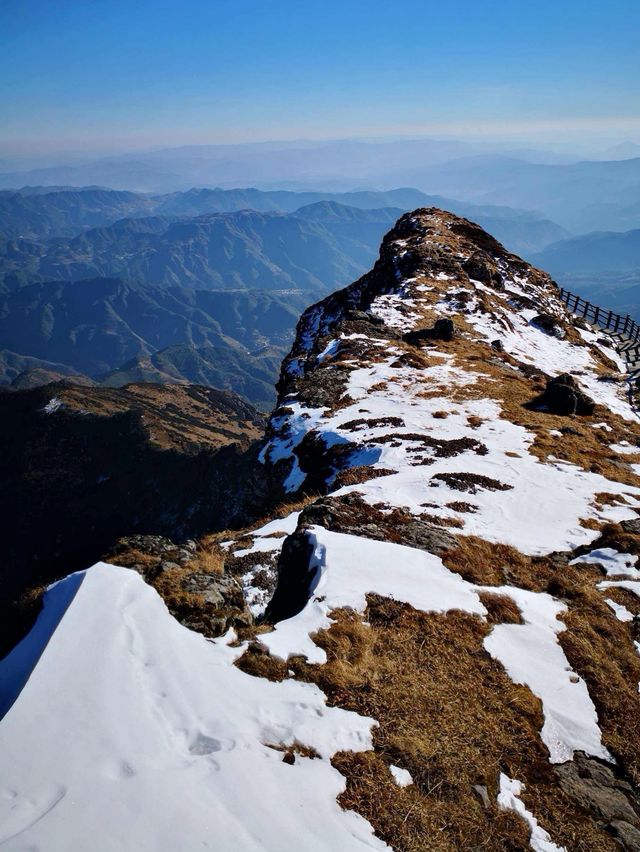 雲南藏匿著一座獨特的冬季積雪山峰