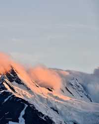 Alaska's Sunsets: A Symphony of Colors Against the Snow-Capped Peaks 🌅