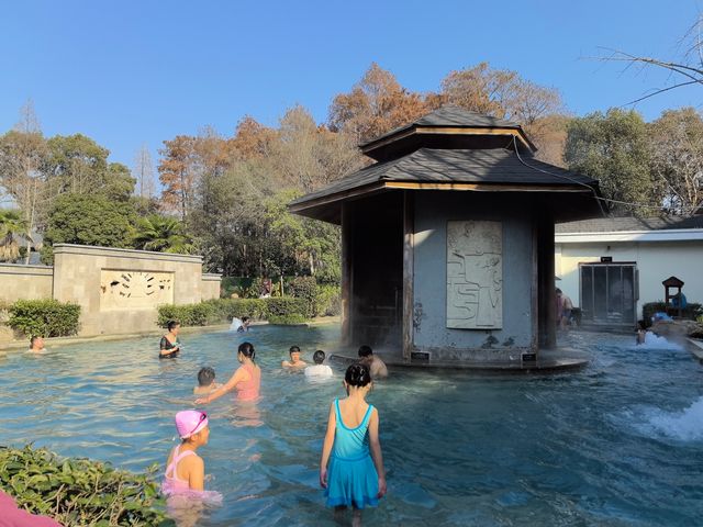武漢周邊泡湯，應城湯池溫泉，百餘個池子，還有溫泉海浪太贊了！