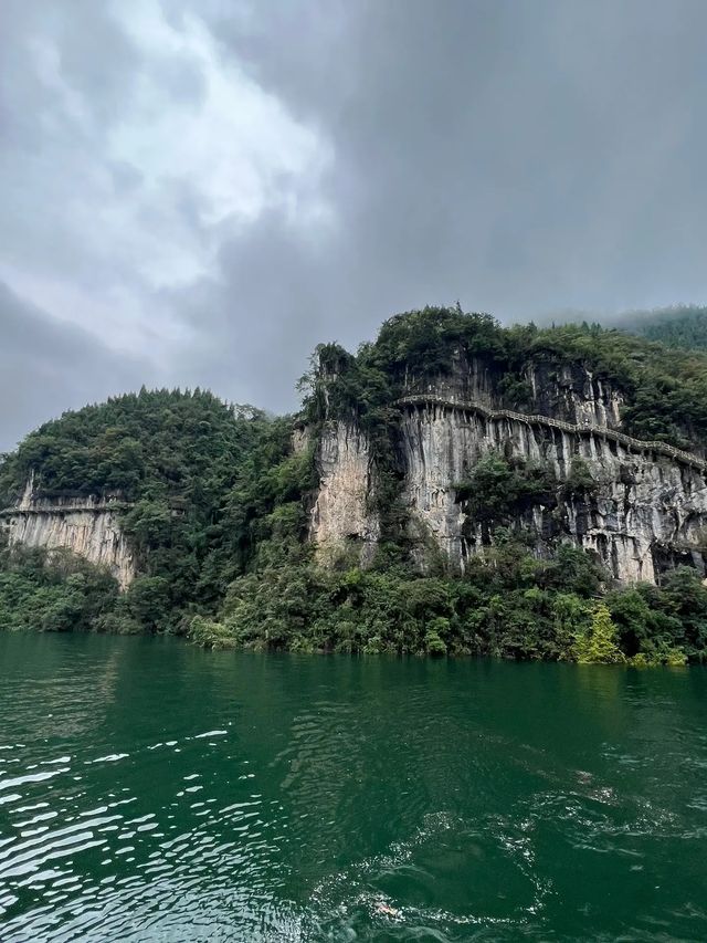 清江畫廊，一幅美麗的山水風景圖