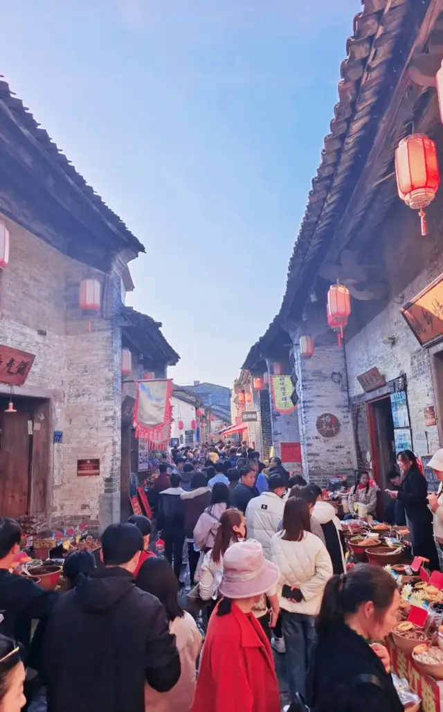 On the seventh day of the Lunar New Year in 2024, the Dragon Year, the whole family drove to Hezhou Huangyao Ancient Town