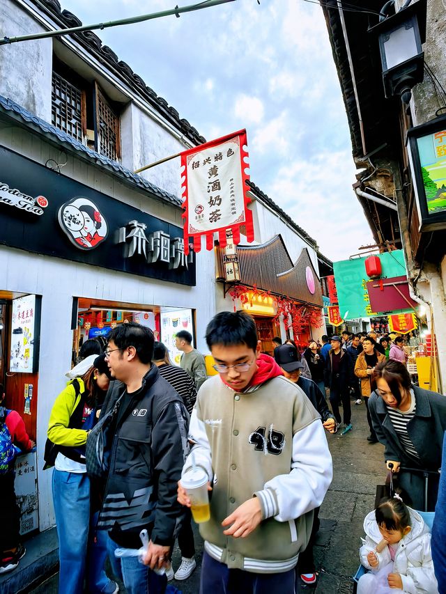 你有坐過烏篷船吃過黃酒冰棍黃酒奶茶嗎？紹興倉橋直街都可以有！