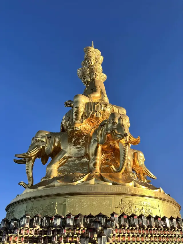 Golden Summit in the clouds, Emei Mountain under the sky