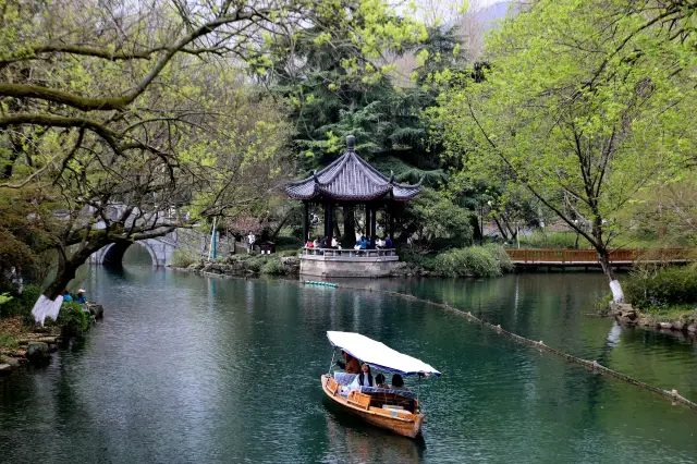 The picturesque Jiangnan is known for its 'Flower Harbor Watching Fish'