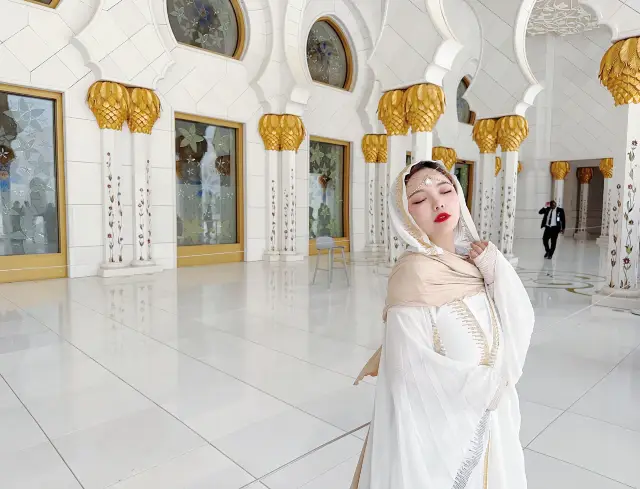 About the Sheikh Zayed Grand Mosque in Abu Dhabi