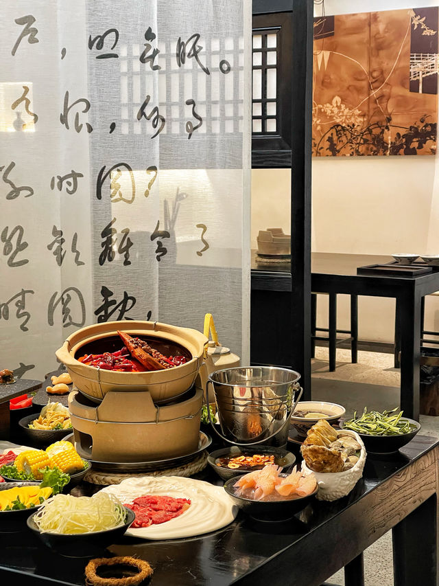 Introducing Ink Wash Painting into the Dining Environment | Xi'an's First Ceramic Hot Pot Restaurant